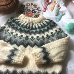 Peruvian pure wool sweater cream and green tones